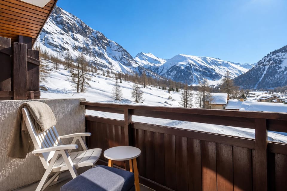 Day, Natural landscape, Balcony/Terrace, Seating area, Mountain view