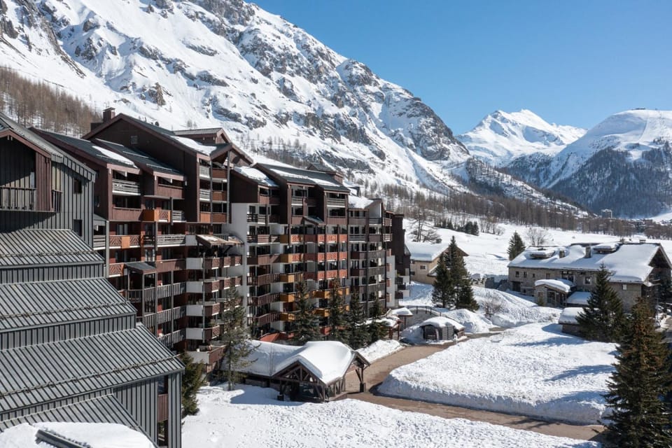 Property building, Nearby landmark, Day, Natural landscape, Winter, Mountain view