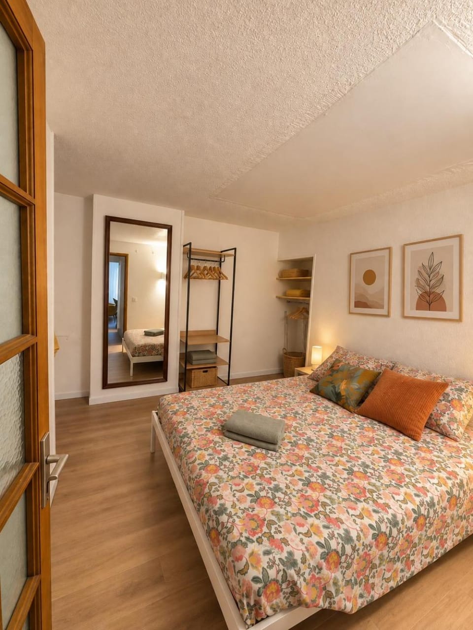 Photo of the whole room, Bedroom, wardrobe