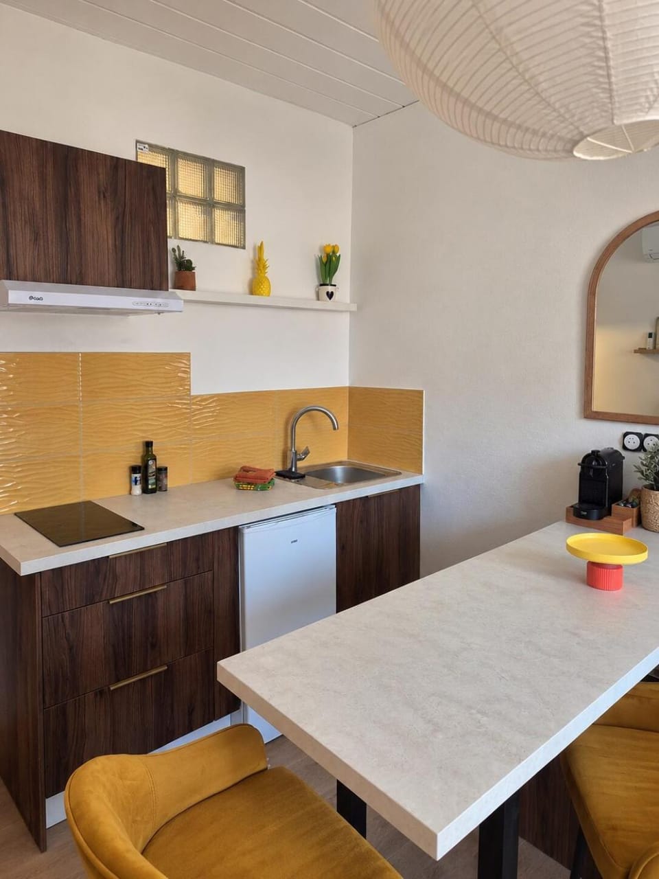 Kitchen or kitchenette, Dining area, stove