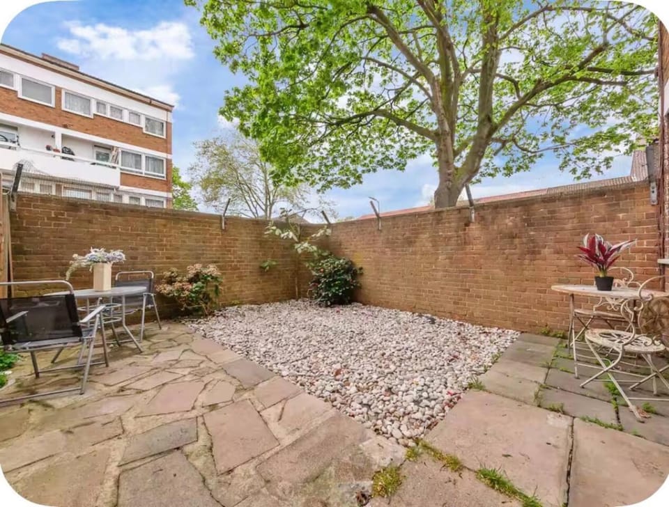 Stylish 3BR Hackney Home Sleeps 6 Fast Wi-Fi House in London Borough of Hackney