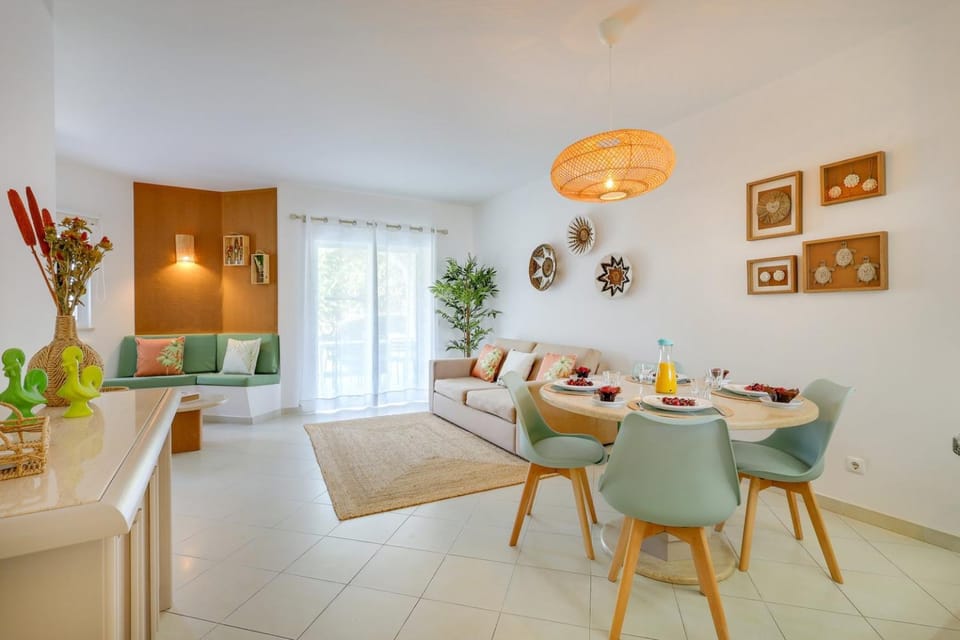 Living room, Seating area, Dining area, internet, air conditioner