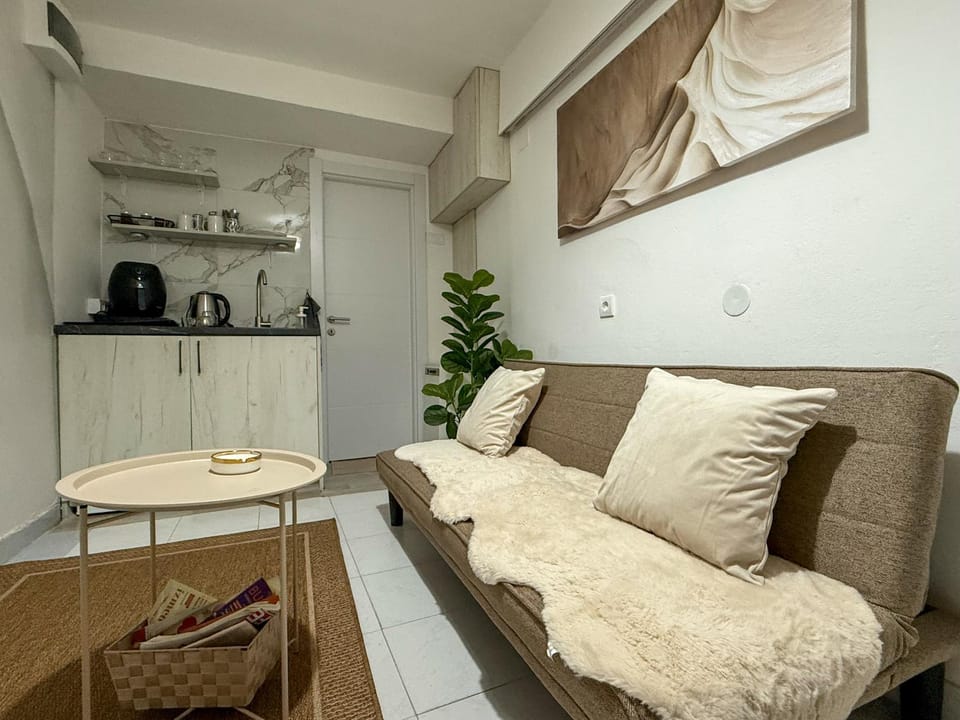 Property building, Kitchen or kitchenette, Living room, Seating area