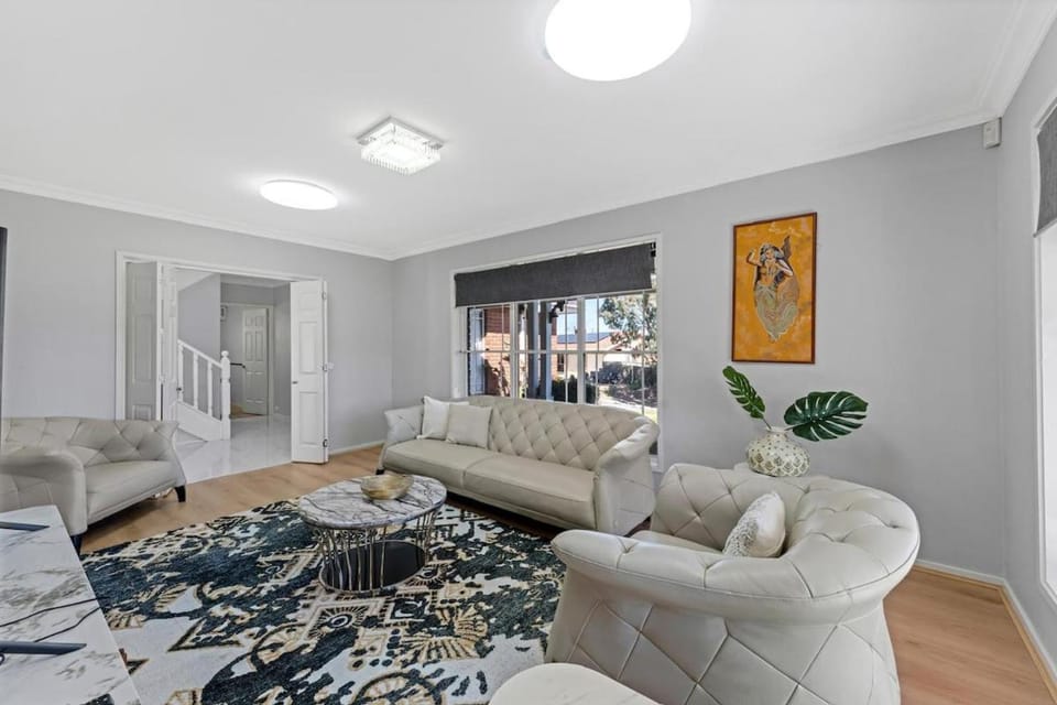 Stylish Canberra Home Comfort & Luxury 5BR 3bath 12 sleeps 1 entire home 8 beds House in Canberra