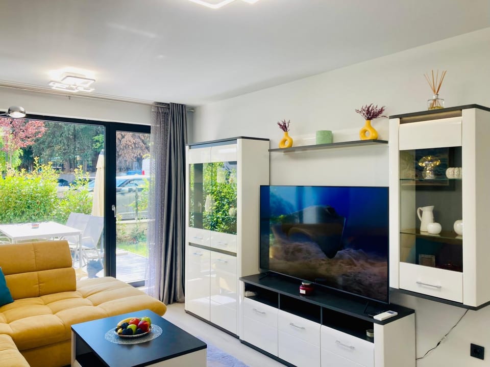 Communal lounge/ TV room, TV and multimedia, Living room, Seating area, Evening entertainment