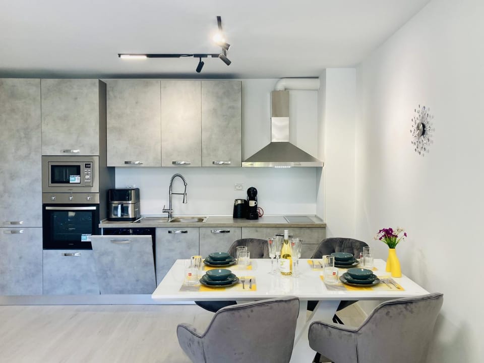 Coffee/tea facilities, Kitchen or kitchenette, Dining area, oven, stove
