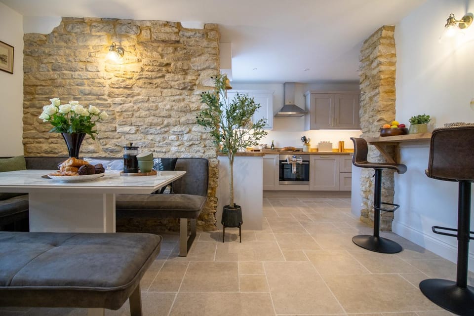 Kitchen or kitchenette, Seating area, Dining area