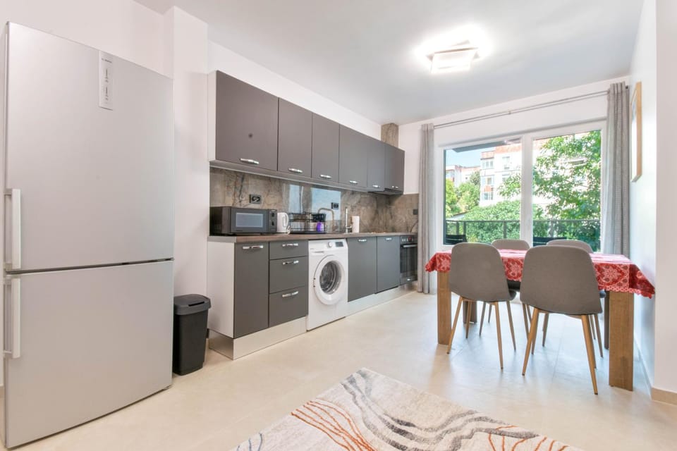 Dining area, kitchen