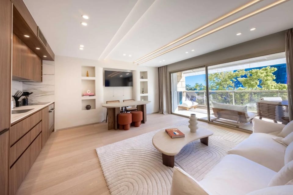 REF 2065 - Stunning modern apartment on the Croisette for Rent Apartment in Cannes