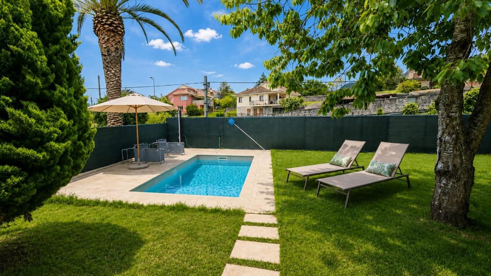 Property building, Garden, Balcony/Terrace, Swimming pool