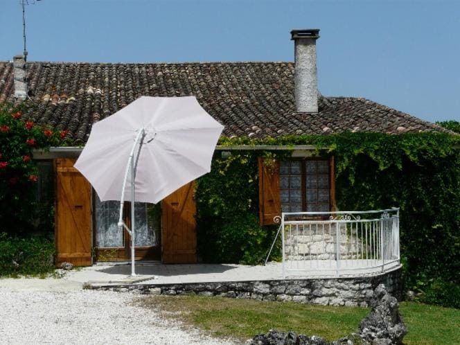DOMAINE PRIVÉ DU TREIL PISCINE ET LAC PRIVÉS de 2 à 20 PERS House in Nouvelle-Aquitaine