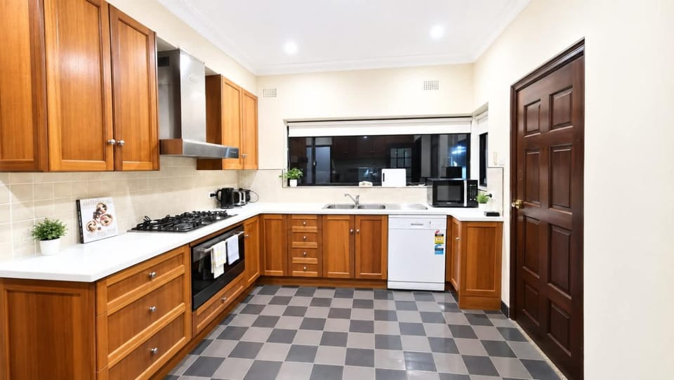 Beautiful 5 bedroom house with gaming room House in Sydney