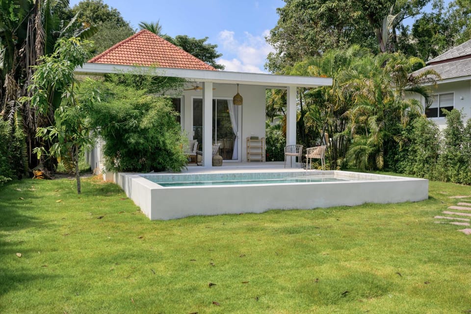 Property building, Day, Garden, Garden view, Pool view, Swimming pool