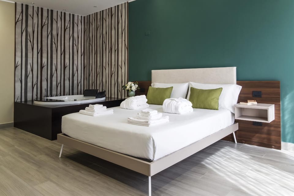 Bed, Hot Tub, Bedroom