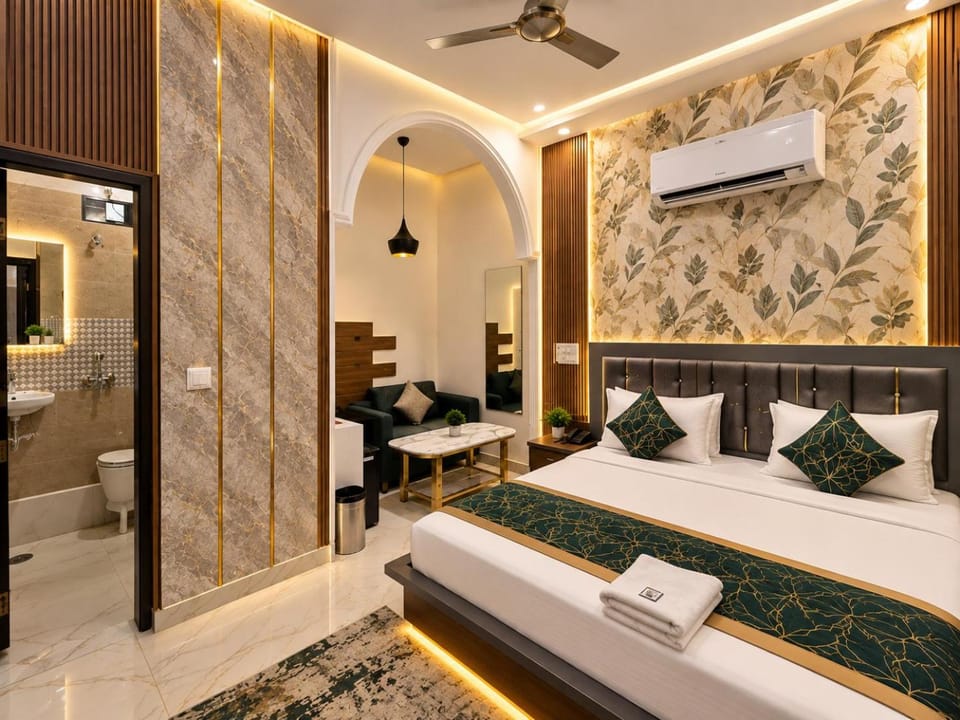 Property building, Bed, TV and multimedia, Kitchen or kitchenette, Living room, Photo of the whole room, Seating area, Dining area, Bedroom, fireplace, air conditioner