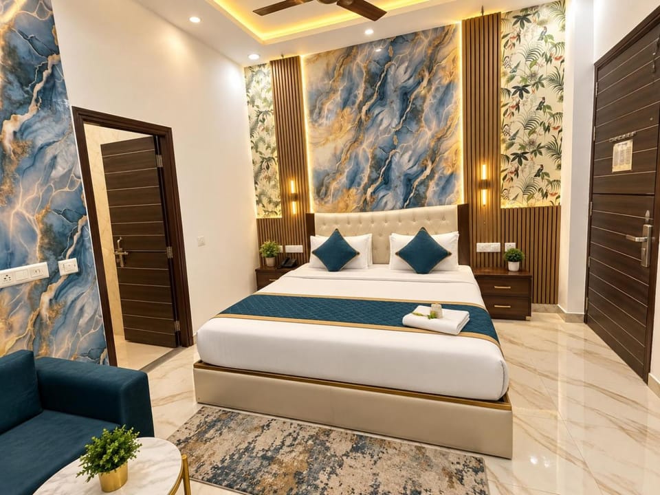 Property building, Bed, Living room, Photo of the whole room, Seating area, Bedroom, towels