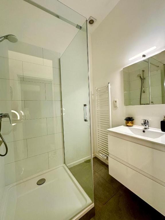 Shower, Bathroom, towels
