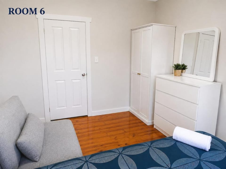 Spacious 11-Bedroom Home for Families & Groups House in Lidcombe