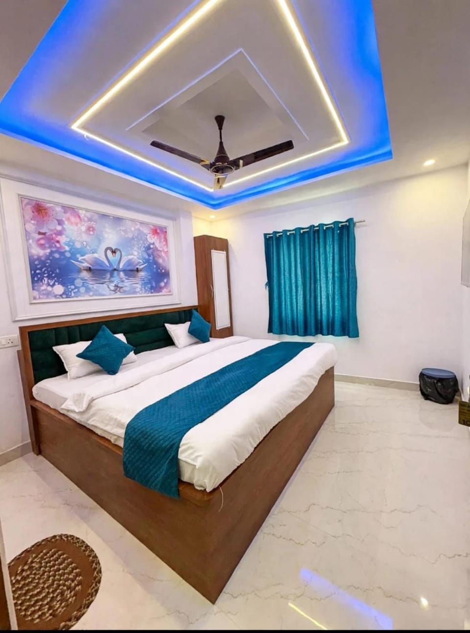 Bed, TV and multimedia, Photo of the whole room, Bedroom, fireplace, air conditioner