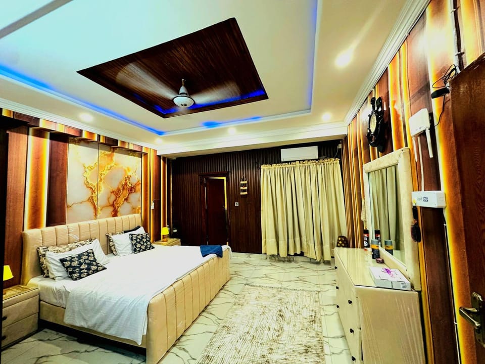 Photo of the whole room, Bedroom, wardrobe, air conditioner