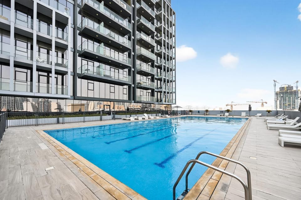 Property building, Day, Pool view, Swimming pool