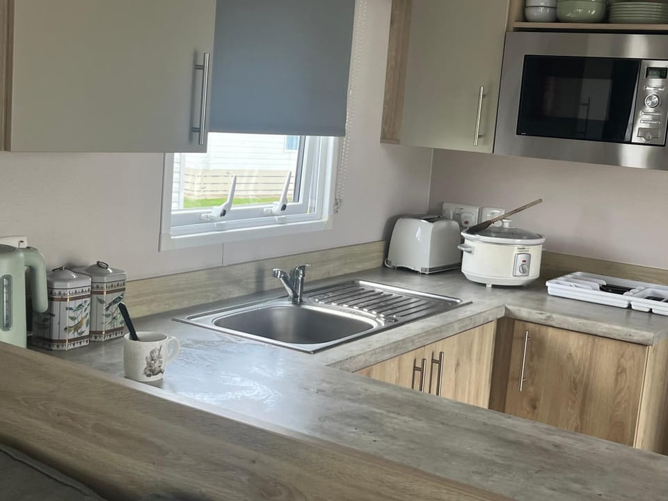 Property building, Coffee/tea facilities, Kitchen or kitchenette, toaster, kitchen