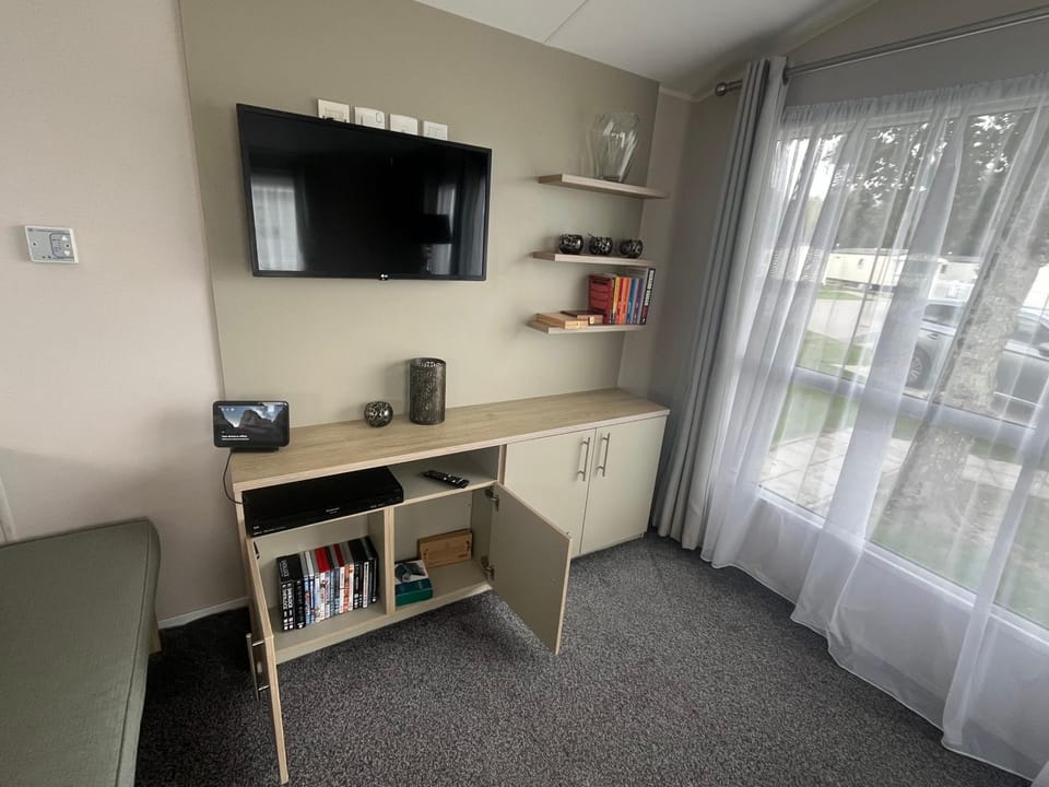 Property building, TV and multimedia, Living room, Seating area, Entertainment
