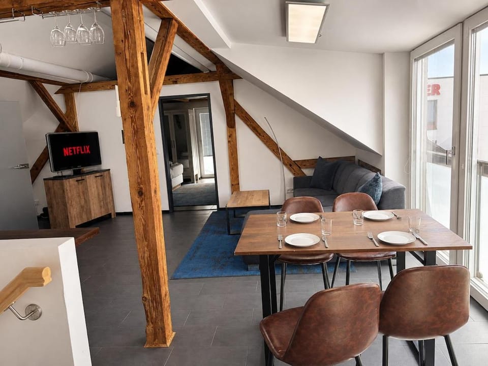 TV and multimedia, Living room, Seating area, Dining area