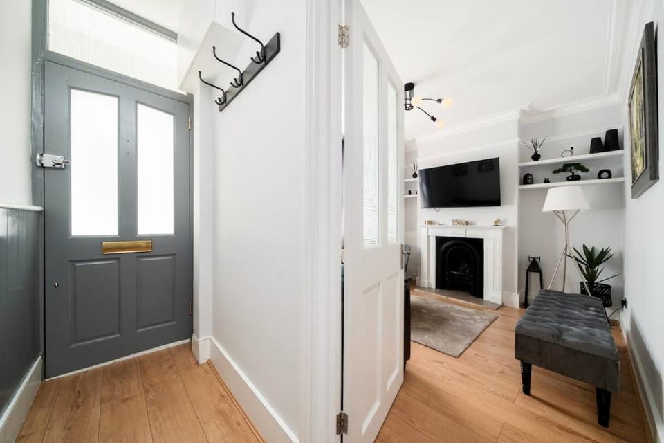 Spacious 2 Bed House Private Garden I BeeMyGuest House in London Borough of Ealing