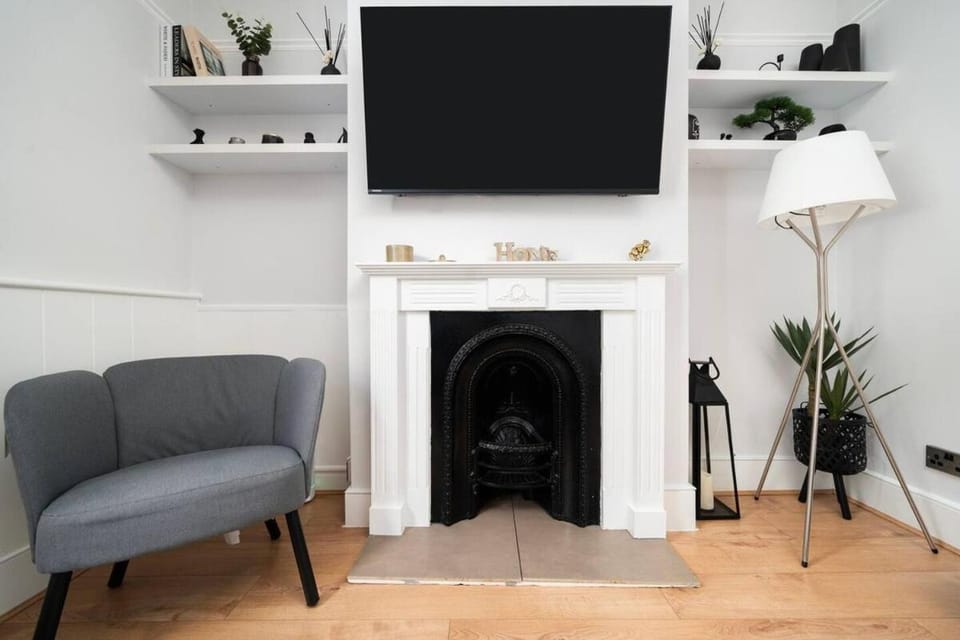 Spacious 2 Bed House Private Garden I BeeMyGuest House in London Borough of Ealing