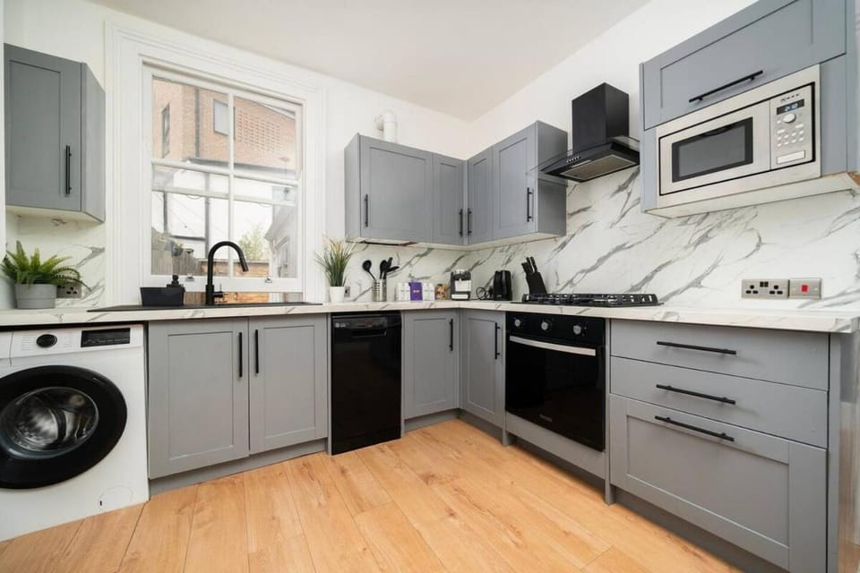 Spacious 2 Bed House Private Garden I BeeMyGuest House in London Borough of Ealing