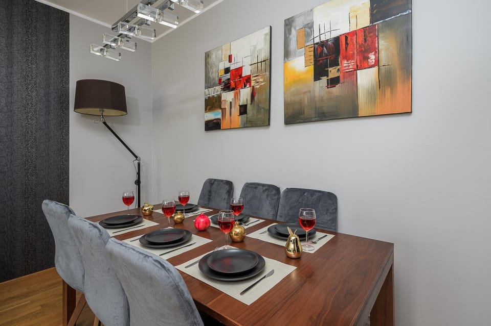 Living room, Food and drinks, Seating area, Dining area