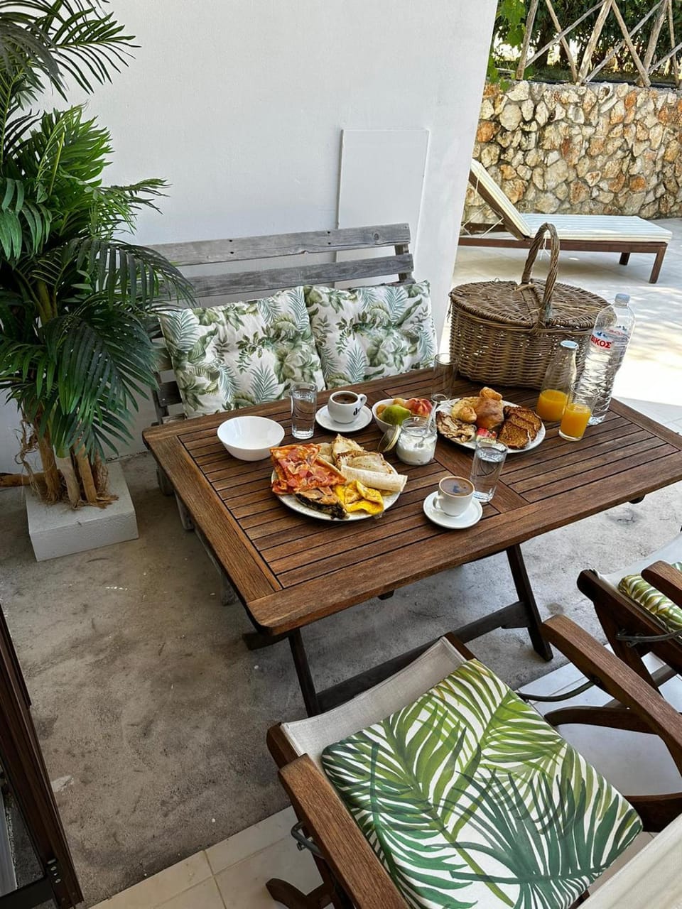 Food and drinks, Seating area, Dining area, Food, Breakfast, Drinks