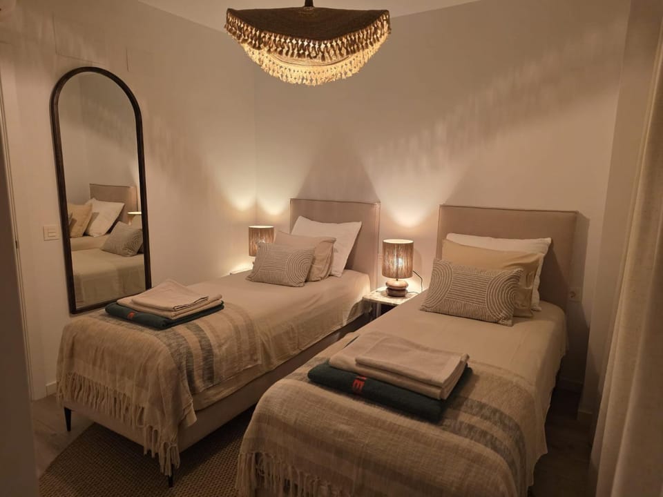 Bed, Bedroom, towels