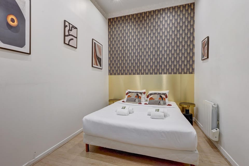 Luminous flat in Champs-Elysees Apartment in Paris