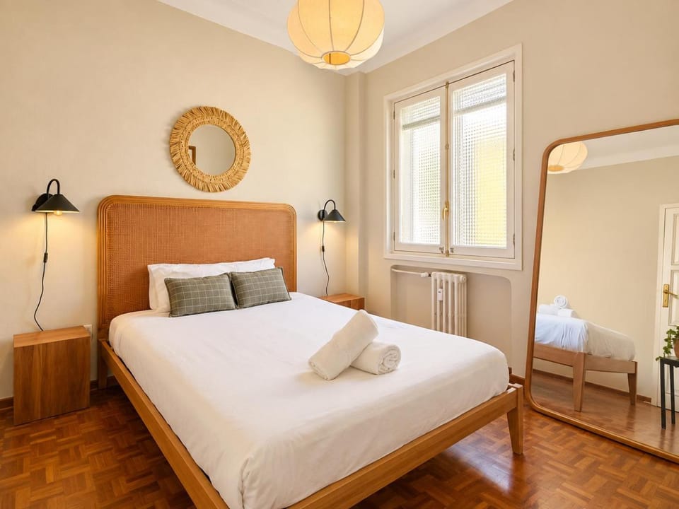 Photo of the whole room, Bedroom