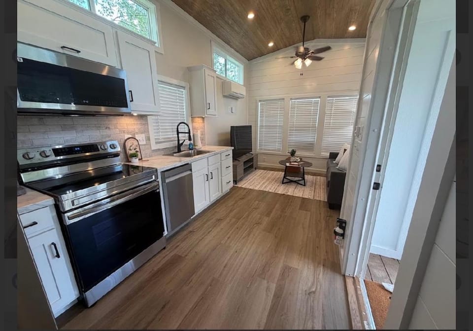 TowBoat King Bed, Loft, Garage and Free Parking House in Vicksburg