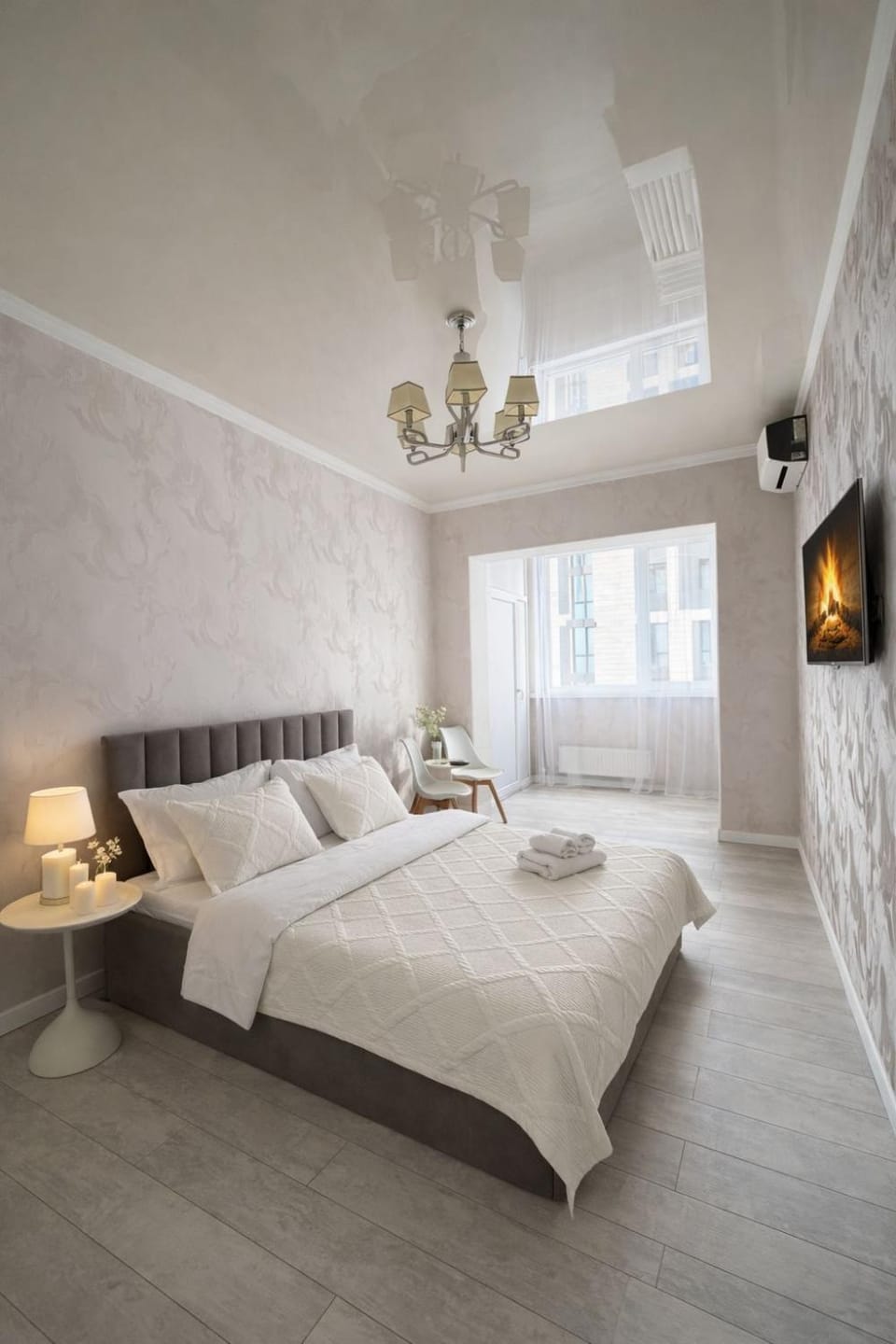 Bed, TV and multimedia, Photo of the whole room, Bedroom