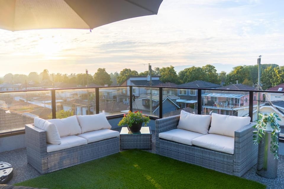 Panoramic Vancouver Home with Rooftop - Victoria Dr Apartment in Vancouver