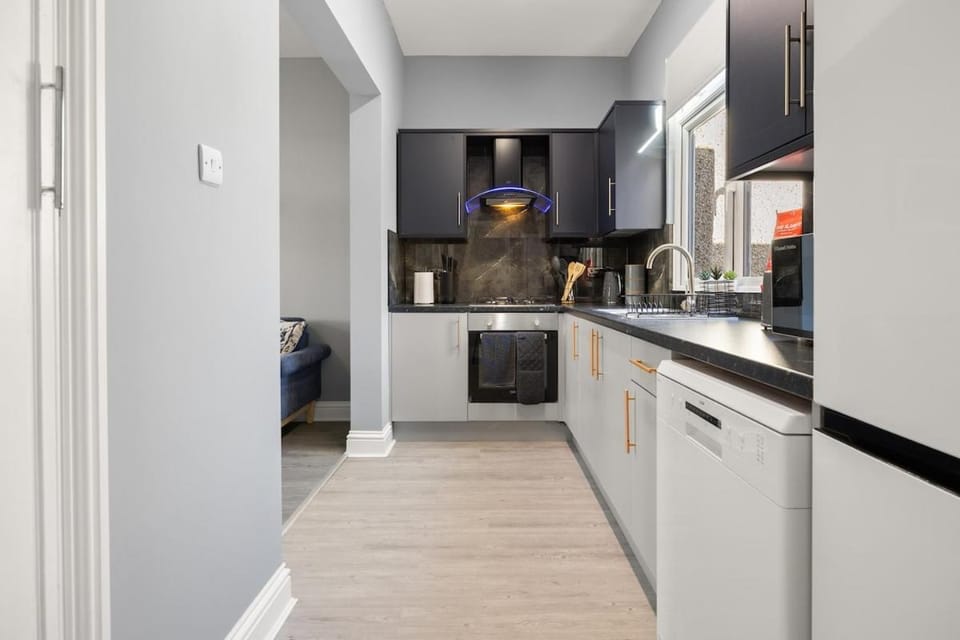 4 Bedroom House, Ilford, 2 Bathroom, Contractors, Parking, WiFi by Damask Homes House in Ilford