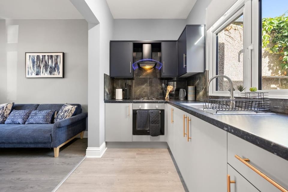 4 Bedroom House, Ilford, 2 Bathroom, Contractors, Parking, WiFi by Damask Homes House in Ilford