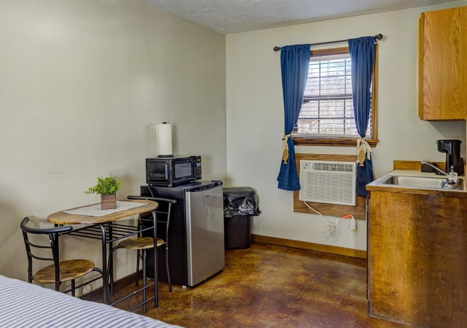 Lakefront Hotel Room with Private Pier & Boat Ramp Hotel in Mississippi