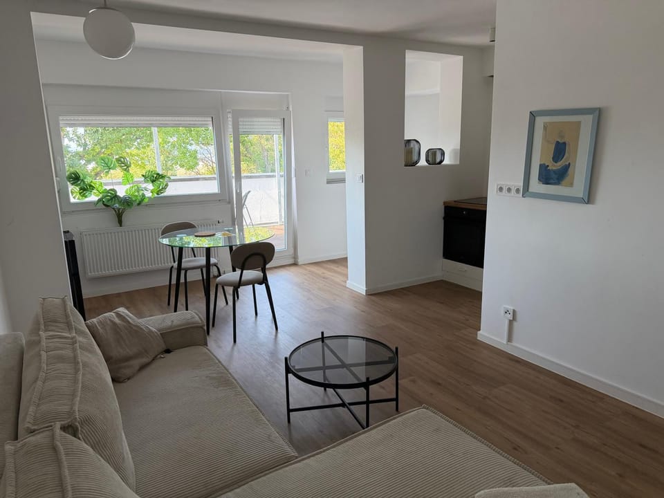 TV and multimedia, Kitchen or kitchenette, Living room, Seating area, Dining area