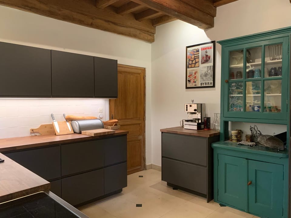 Kitchen or kitchenette, Living room