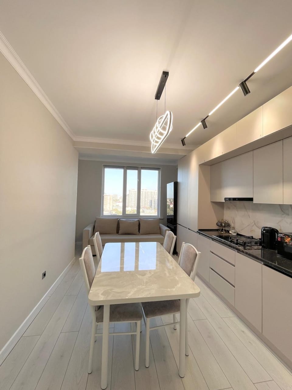 Kitchen or kitchenette, Dining area