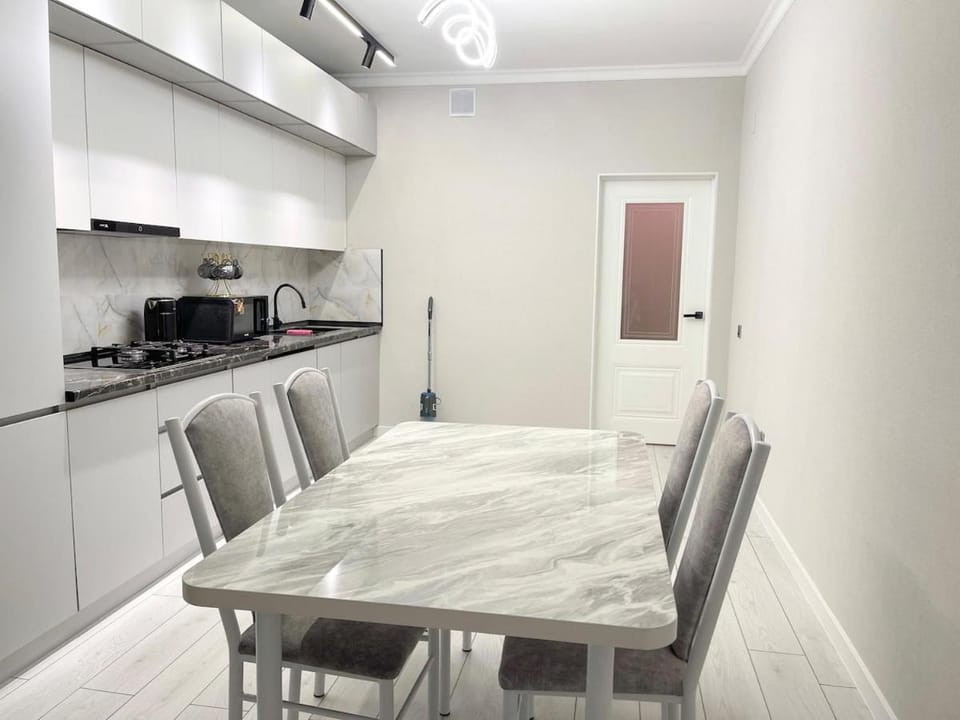 Kitchen or kitchenette, Dining area, stove