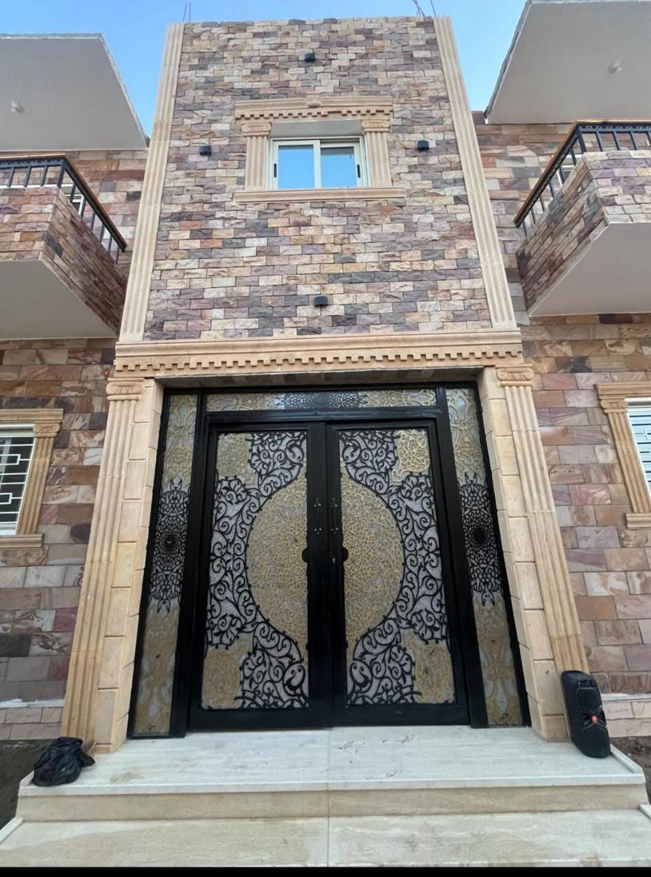 Property building, Facade/entrance, Day