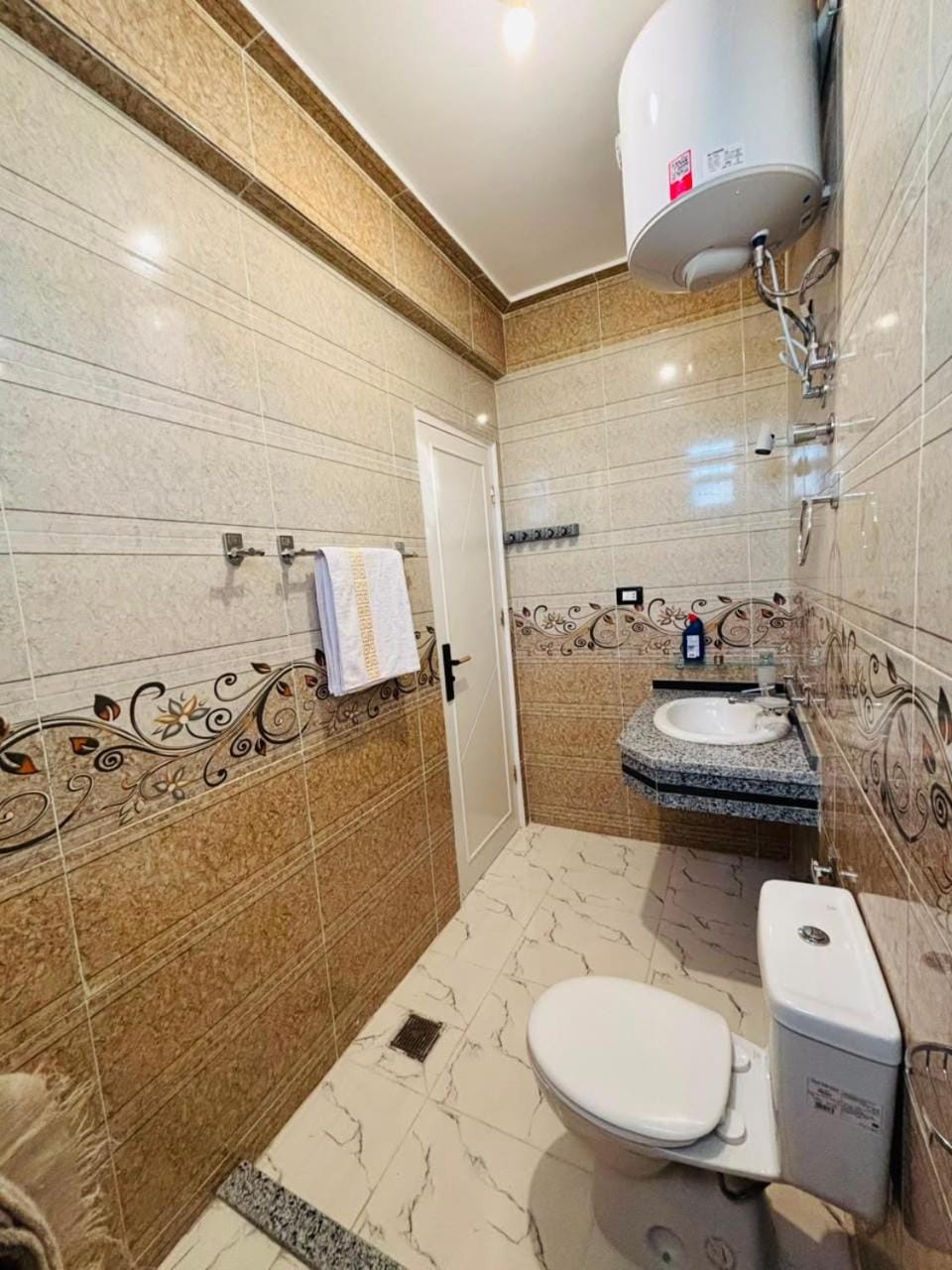 Toilet, Bathroom, towels