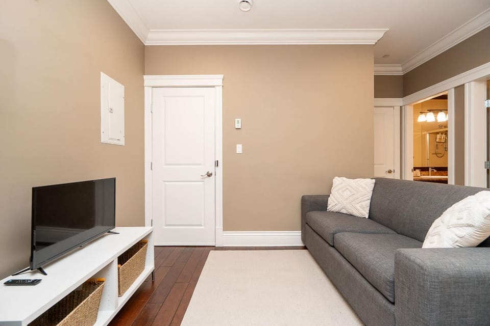 Private 1-Bedroom Suite Near Cambie Village House in Vancouver