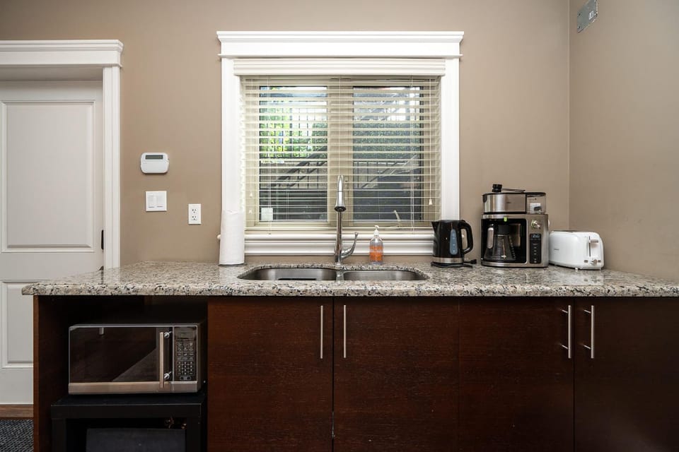 Private 1-Bedroom Suite Near Cambie Village House in Vancouver